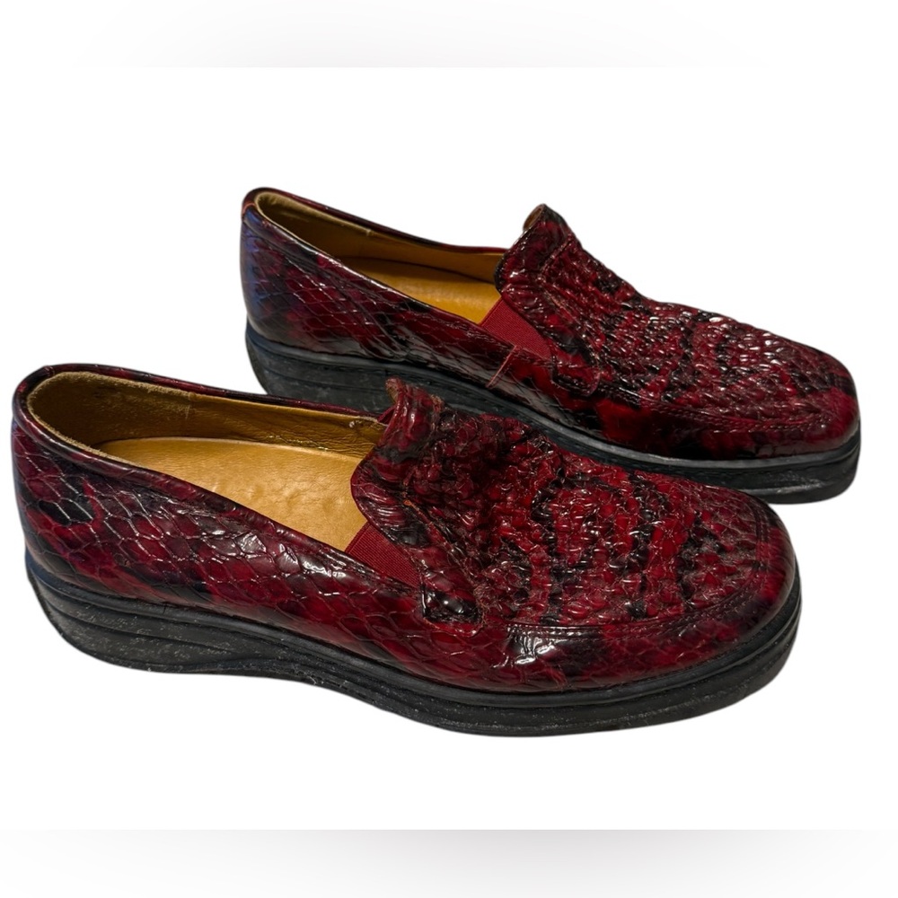 Hells Romus Red Snakeskin Comfort Loafers size 40 9.5 Reptile Spain Preppy